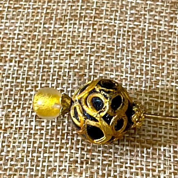 Vintage hat pin gold embellished with gold inside of a clear bead on top - Picture 2 of 9